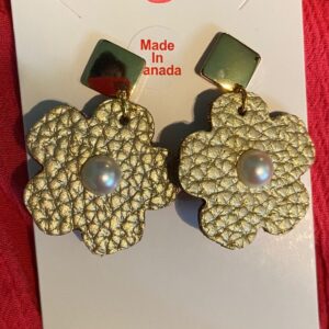 Shimmering flower pop medium faux leather earring in gold